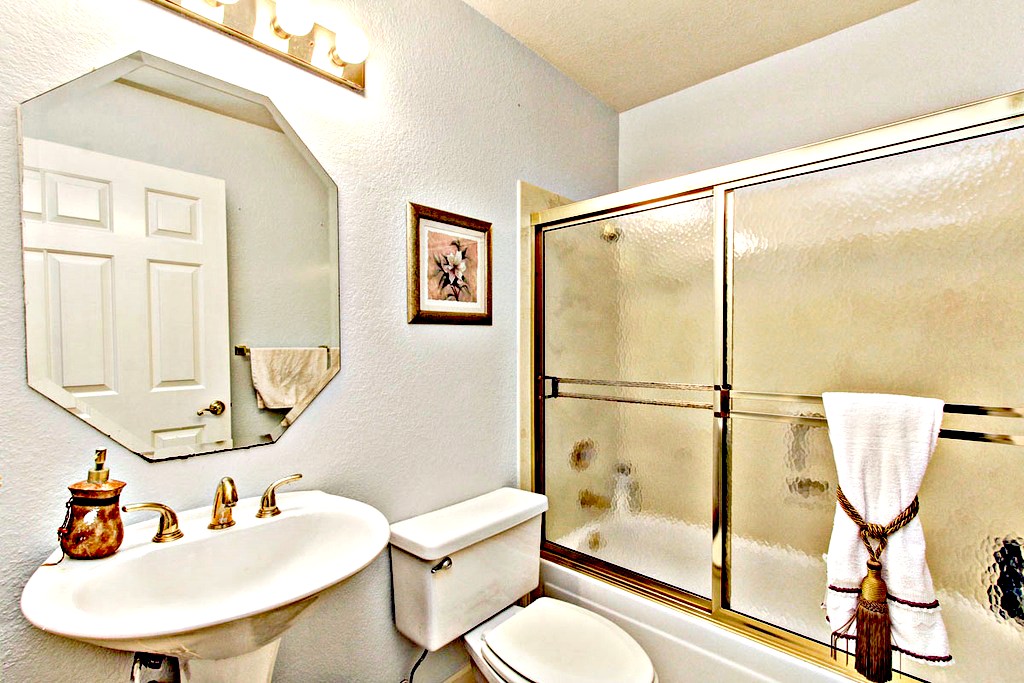 Full Bathroom Downstairs | San Francisco Bay Area Vacation Home Rentals