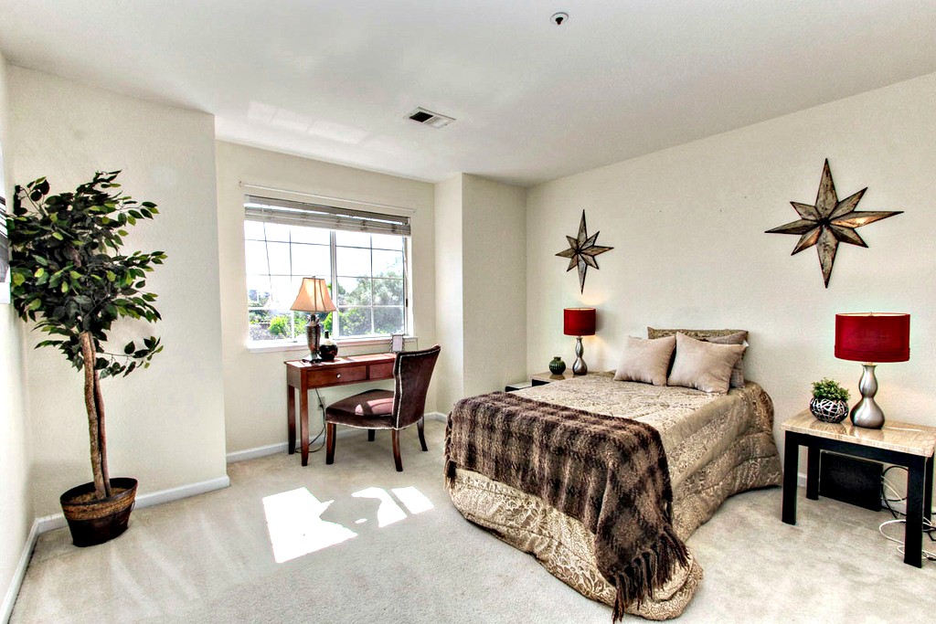 Upstairs Bedroom with Queen Bed | San Francisco Bay Area Vacation Home Rental