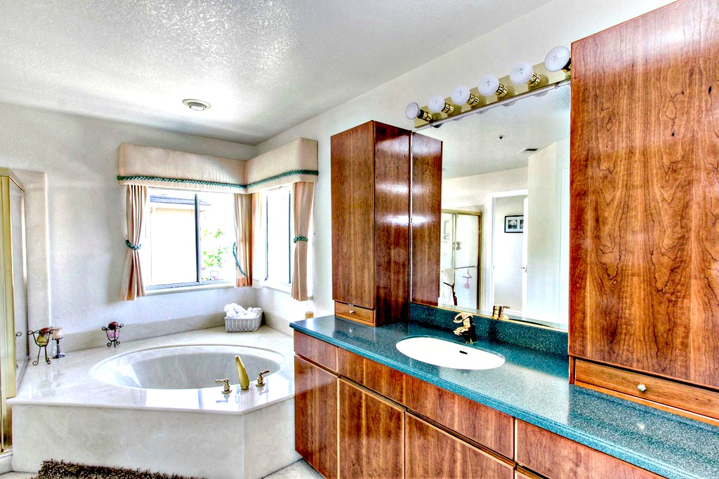 Master Bathroom Suite| San Francisco Bay Area Vacation Home Rental